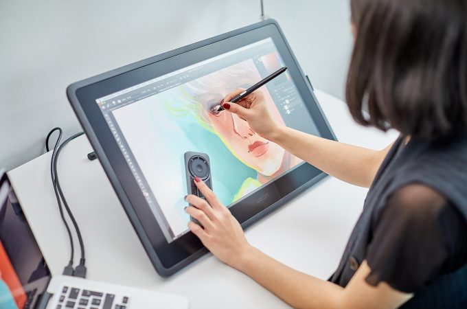 Wacom Cintiq 22 este soluţia perfectă pentru pentru cei care studiază arta și design-ul